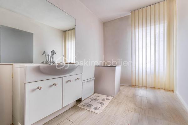 Rare sur le secteur ! Cette généreuse propriété briarde de 228 m² vous offre l’espace, le cachet et la sérénité à seulement 10 minutes de la gare de Meaux, à pied des écoles et de tous les commerces.


Le SALON  vous accueille avec son magnifique MUR EN PIERRE apparente et sa cheminée, témoins du caractère authentique de la maison. La CUISINE  AMENAGEE et EQUIPEE s’ouvre sur une VERANDA lumineuse à poutres apparentes — véritable pièce de vie supplémentaire —  donnant sur un grand CELLIER prolongée par une grande TERRASSE  PAVEE donnant sur un TERRAIN ARBORE et entièrement clos de 2 141 m² ;

DES ESPACES POUR TOUTE LA FAMILLE
À l’étage : une CHAMBRE  , une SALLE DE BAIN avec WC  , une CHAMBRE avec SALLE D'EAU et une belle SUITE PARENTALE avec SALLE DE BAIN PRIVATIVE  et DRESSING. 
AU SECOND ETAGE :
Les combles entièrement aménagés complètent parfaitement l’ensemble avec une GRANDE PIECE (CHAMBRE TRAVERSANTE) lumineuse sous charpente, une CHAMBRE avec SALLE D'EAU et une très grande CHAMBRE  .

DES ATOUTS RARES
Grand GARAGE accessible depuis la maison ET depuis le jardin, DEPENDANCE  indépendante aux multiples possibilités (studio, atelier, télétravail…), CELLIER , PUITS, TERRASSE pavée et grand JARDIN arboré entièrement CLOS.

DPE C — Bonne performance énergétique.