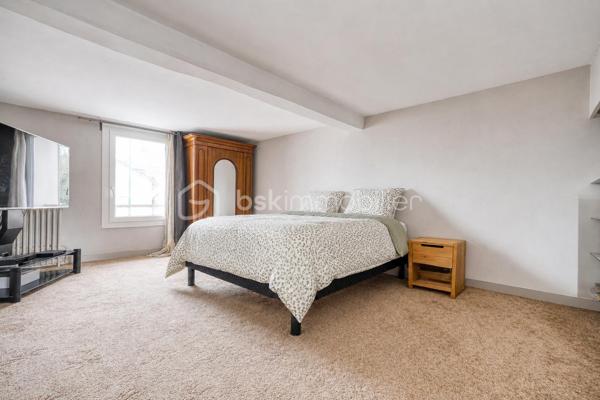 Rare sur le secteur ! Cette généreuse propriété briarde de 228 m² vous offre l’espace, le cachet et la sérénité à seulement 10 minutes de la gare de Meaux, à pied des écoles et de tous les commerces.


Le SALON  vous accueille avec son magnifique MUR EN PIERRE apparente et sa cheminée, témoins du caractère authentique de la maison. La CUISINE  AMENAGEE et EQUIPEE s’ouvre sur une VERANDA lumineuse à poutres apparentes — véritable pièce de vie supplémentaire —  donnant sur un grand CELLIER prolongée par une grande TERRASSE  PAVEE donnant sur un TERRAIN ARBORE et entièrement clos de 2 141 m² ;

DES ESPACES POUR TOUTE LA FAMILLE
À l’étage : une CHAMBRE  , une SALLE DE BAIN avec WC  , une CHAMBRE avec SALLE D'EAU et une belle SUITE PARENTALE avec SALLE DE BAIN PRIVATIVE  et DRESSING. 
AU SECOND ETAGE :
Les combles entièrement aménagés complètent parfaitement l’ensemble avec une GRANDE PIECE (CHAMBRE TRAVERSANTE) lumineuse sous charpente, une CHAMBRE avec SALLE D'EAU et une très grande CHAMBRE  .

DES ATOUTS RARES
Grand GARAGE accessible depuis la maison ET depuis le jardin, DEPENDANCE  indépendante aux multiples possibilités (studio, atelier, télétravail…), CELLIER , PUITS, TERRASSE pavée et grand JARDIN arboré entièrement CLOS.

DPE C — Bonne performance énergétique.