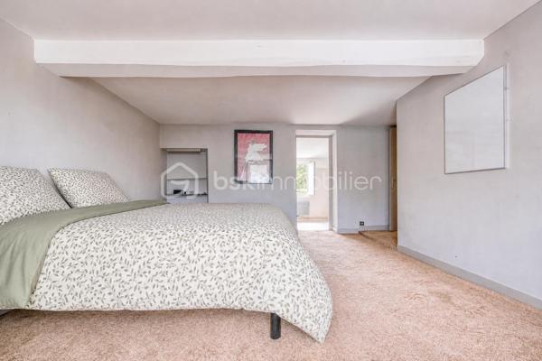 Rare sur le secteur ! Cette généreuse propriété briarde de 228 m² vous offre l’espace, le cachet et la sérénité à seulement 10 minutes de la gare de Meaux, à pied des écoles et de tous les commerces.


Le SALON  vous accueille avec son magnifique MUR EN PIERRE apparente et sa cheminée, témoins du caractère authentique de la maison. La CUISINE  AMENAGEE et EQUIPEE s’ouvre sur une VERANDA lumineuse à poutres apparentes — véritable pièce de vie supplémentaire —  donnant sur un grand CELLIER prolongée par une grande TERRASSE  PAVEE donnant sur un TERRAIN ARBORE et entièrement clos de 2 141 m² ;

DES ESPACES POUR TOUTE LA FAMILLE
À l’étage : une CHAMBRE  , une SALLE DE BAIN avec WC  , une CHAMBRE avec SALLE D'EAU et une belle SUITE PARENTALE avec SALLE DE BAIN PRIVATIVE  et DRESSING. 
AU SECOND ETAGE :
Les combles entièrement aménagés complètent parfaitement l’ensemble avec une GRANDE PIECE (CHAMBRE TRAVERSANTE) lumineuse sous charpente, une CHAMBRE avec SALLE D'EAU et une très grande CHAMBRE  .

DES ATOUTS RARES
Grand GARAGE accessible depuis la maison ET depuis le jardin, DEPENDANCE  indépendante aux multiples possibilités (studio, atelier, télétravail…), CELLIER , PUITS, TERRASSE pavée et grand JARDIN arboré entièrement CLOS.

DPE C — Bonne performance énergétique.