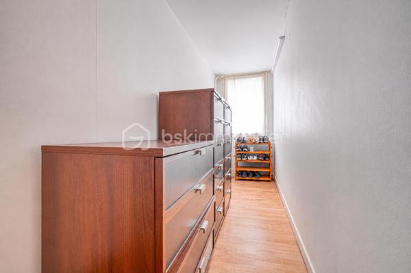 Rare sur le secteur ! Cette généreuse propriété briarde de 228 m² vous offre l’espace, le cachet et la sérénité à seulement 10 minutes de la gare de Meaux, à pied des écoles et de tous les commerces.


Le SALON  vous accueille avec son magnifique MUR EN PIERRE apparente et sa cheminée, témoins du caractère authentique de la maison. La CUISINE  AMENAGEE et EQUIPEE s’ouvre sur une VERANDA lumineuse à poutres apparentes — véritable pièce de vie supplémentaire —  donnant sur un grand CELLIER prolongée par une grande TERRASSE  PAVEE donnant sur un TERRAIN ARBORE et entièrement clos de 2 141 m² ;

DES ESPACES POUR TOUTE LA FAMILLE
À l’étage : une CHAMBRE  , une SALLE DE BAIN avec WC  , une CHAMBRE avec SALLE D'EAU et une belle SUITE PARENTALE avec SALLE DE BAIN PRIVATIVE  et DRESSING. 
AU SECOND ETAGE :
Les combles entièrement aménagés complètent parfaitement l’ensemble avec une GRANDE PIECE (CHAMBRE TRAVERSANTE) lumineuse sous charpente, une CHAMBRE avec SALLE D'EAU et une très grande CHAMBRE  .

DES ATOUTS RARES
Grand GARAGE accessible depuis la maison ET depuis le jardin, DEPENDANCE  indépendante aux multiples possibilités (studio, atelier, télétravail…), CELLIER , PUITS, TERRASSE pavée et grand JARDIN arboré entièrement CLOS.

DPE C — Bonne performance énergétique.
