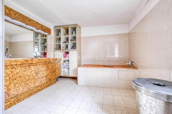 Rare sur le secteur ! Cette généreuse propriété briarde de 228 m² vous offre l’espace, le cachet et la sérénité à seulement 10 minutes de la gare de Meaux, à pied des écoles et de tous les commerces.


Le SALON  vous accueille avec son magnifique MUR EN PIERRE apparente et sa cheminée, témoins du caractère authentique de la maison. La CUISINE  AMENAGEE et EQUIPEE s’ouvre sur une VERANDA lumineuse à poutres apparentes — véritable pièce de vie supplémentaire —  donnant sur un grand CELLIER prolongée par une grande TERRASSE  PAVEE donnant sur un TERRAIN ARBORE et entièrement clos de 2 141 m² ;

DES ESPACES POUR TOUTE LA FAMILLE
À l’étage : une CHAMBRE  , une SALLE DE BAIN avec WC  , une CHAMBRE avec SALLE D'EAU et une belle SUITE PARENTALE avec SALLE DE BAIN PRIVATIVE  et DRESSING. 
AU SECOND ETAGE :
Les combles entièrement aménagés complètent parfaitement l’ensemble avec une GRANDE PIECE (CHAMBRE TRAVERSANTE) lumineuse sous charpente, une CHAMBRE avec SALLE D'EAU et une très grande CHAMBRE  .

DES ATOUTS RARES
Grand GARAGE accessible depuis la maison ET depuis le jardin, DEPENDANCE  indépendante aux multiples possibilités (studio, atelier, télétravail…), CELLIER , PUITS, TERRASSE pavée et grand JARDIN arboré entièrement CLOS.

DPE C — Bonne performance énergétique.