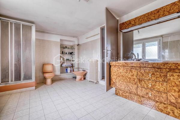 Rare sur le secteur ! Cette généreuse propriété briarde de 228 m² vous offre l’espace, le cachet et la sérénité à seulement 10 minutes de la gare de Meaux, à pied des écoles et de tous les commerces.


Le SALON  vous accueille avec son magnifique MUR EN PIERRE apparente et sa cheminée, témoins du caractère authentique de la maison. La CUISINE  AMENAGEE et EQUIPEE s’ouvre sur une VERANDA lumineuse à poutres apparentes — véritable pièce de vie supplémentaire —  donnant sur un grand CELLIER prolongée par une grande TERRASSE  PAVEE donnant sur un TERRAIN ARBORE et entièrement clos de 2 141 m² ;

DES ESPACES POUR TOUTE LA FAMILLE
À l’étage : une CHAMBRE  , une SALLE DE BAIN avec WC  , une CHAMBRE avec SALLE D'EAU et une belle SUITE PARENTALE avec SALLE DE BAIN PRIVATIVE  et DRESSING. 
AU SECOND ETAGE :
Les combles entièrement aménagés complètent parfaitement l’ensemble avec une GRANDE PIECE (CHAMBRE TRAVERSANTE) lumineuse sous charpente, une CHAMBRE avec SALLE D'EAU et une très grande CHAMBRE  .

DES ATOUTS RARES
Grand GARAGE accessible depuis la maison ET depuis le jardin, DEPENDANCE  indépendante aux multiples possibilités (studio, atelier, télétravail…), CELLIER , PUITS, TERRASSE pavée et grand JARDIN arboré entièrement CLOS.

DPE C — Bonne performance énergétique.