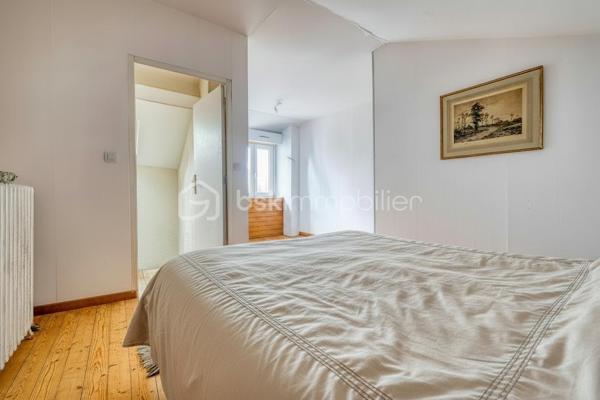 Rare sur le secteur ! Cette généreuse propriété briarde de 228 m² vous offre l’espace, le cachet et la sérénité à seulement 10 minutes de la gare de Meaux, à pied des écoles et de tous les commerces.


Le SALON  vous accueille avec son magnifique MUR EN PIERRE apparente et sa cheminée, témoins du caractère authentique de la maison. La CUISINE  AMENAGEE et EQUIPEE s’ouvre sur une VERANDA lumineuse à poutres apparentes — véritable pièce de vie supplémentaire —  donnant sur un grand CELLIER prolongée par une grande TERRASSE  PAVEE donnant sur un TERRAIN ARBORE et entièrement clos de 2 141 m² ;

DES ESPACES POUR TOUTE LA FAMILLE
À l’étage : une CHAMBRE  , une SALLE DE BAIN avec WC  , une CHAMBRE avec SALLE D'EAU et une belle SUITE PARENTALE avec SALLE DE BAIN PRIVATIVE  et DRESSING. 
AU SECOND ETAGE :
Les combles entièrement aménagés complètent parfaitement l’ensemble avec une GRANDE PIECE (CHAMBRE TRAVERSANTE) lumineuse sous charpente, une CHAMBRE avec SALLE D'EAU et une très grande CHAMBRE  .

DES ATOUTS RARES
Grand GARAGE accessible depuis la maison ET depuis le jardin, DEPENDANCE  indépendante aux multiples possibilités (studio, atelier, télétravail…), CELLIER , PUITS, TERRASSE pavée et grand JARDIN arboré entièrement CLOS.

DPE C — Bonne performance énergétique.