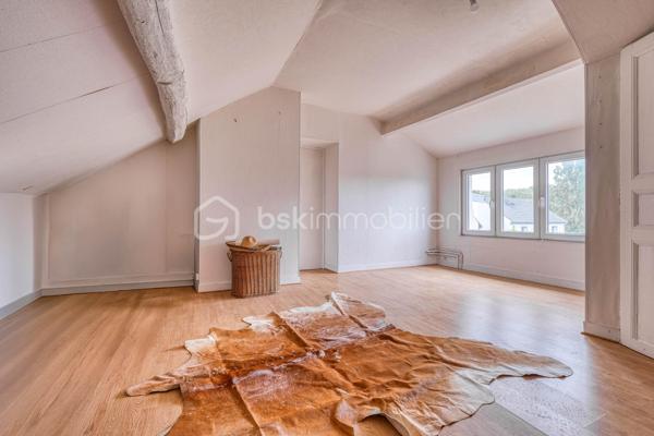Rare sur le secteur ! Cette généreuse propriété briarde de 228 m² vous offre l’espace, le cachet et la sérénité à seulement 10 minutes de la gare de Meaux, à pied des écoles et de tous les commerces.


Le SALON  vous accueille avec son magnifique MUR EN PIERRE apparente et sa cheminée, témoins du caractère authentique de la maison. La CUISINE  AMENAGEE et EQUIPEE s’ouvre sur une VERANDA lumineuse à poutres apparentes — véritable pièce de vie supplémentaire —  donnant sur un grand CELLIER prolongée par une grande TERRASSE  PAVEE donnant sur un TERRAIN ARBORE et entièrement clos de 2 141 m² ;

DES ESPACES POUR TOUTE LA FAMILLE
À l’étage : une CHAMBRE  , une SALLE DE BAIN avec WC  , une CHAMBRE avec SALLE D'EAU et une belle SUITE PARENTALE avec SALLE DE BAIN PRIVATIVE  et DRESSING. 
AU SECOND ETAGE :
Les combles entièrement aménagés complètent parfaitement l’ensemble avec une GRANDE PIECE (CHAMBRE TRAVERSANTE) lumineuse sous charpente, une CHAMBRE avec SALLE D'EAU et une très grande CHAMBRE  .

DES ATOUTS RARES
Grand GARAGE accessible depuis la maison ET depuis le jardin, DEPENDANCE  indépendante aux multiples possibilités (studio, atelier, télétravail…), CELLIER , PUITS, TERRASSE pavée et grand JARDIN arboré entièrement CLOS.

DPE C — Bonne performance énergétique.