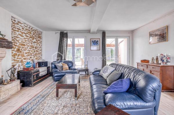 Rare sur le secteur ! Cette généreuse propriété briarde de 228 m² vous offre l’espace, le cachet et la sérénité à seulement 10 minutes de la gare de Meaux, à pied des écoles et de tous les commerces.


Le SALON  vous accueille avec son magnifique MUR EN PIERRE apparente et sa cheminée, témoins du caractère authentique de la maison. La CUISINE  AMENAGEE et EQUIPEE s’ouvre sur une VERANDA lumineuse à poutres apparentes — véritable pièce de vie supplémentaire —  donnant sur un grand CELLIER prolongée par une grande TERRASSE  PAVEE donnant sur un TERRAIN ARBORE et entièrement clos de 2 141 m² ;

DES ESPACES POUR TOUTE LA FAMILLE
À l’étage : une CHAMBRE  , une SALLE DE BAIN avec WC  , une CHAMBRE avec SALLE D'EAU et une belle SUITE PARENTALE avec SALLE DE BAIN PRIVATIVE  et DRESSING. 
AU SECOND ETAGE :
Les combles entièrement aménagés complètent parfaitement l’ensemble avec une GRANDE PIECE (CHAMBRE TRAVERSANTE) lumineuse sous charpente, une CHAMBRE avec SALLE D'EAU et une très grande CHAMBRE  .

DES ATOUTS RARES
Grand GARAGE accessible depuis la maison ET depuis le jardin, DEPENDANCE  indépendante aux multiples possibilités (studio, atelier, télétravail…), CELLIER , PUITS, TERRASSE pavée et grand JARDIN arboré entièrement CLOS.

DPE C — Bonne performance énergétique.