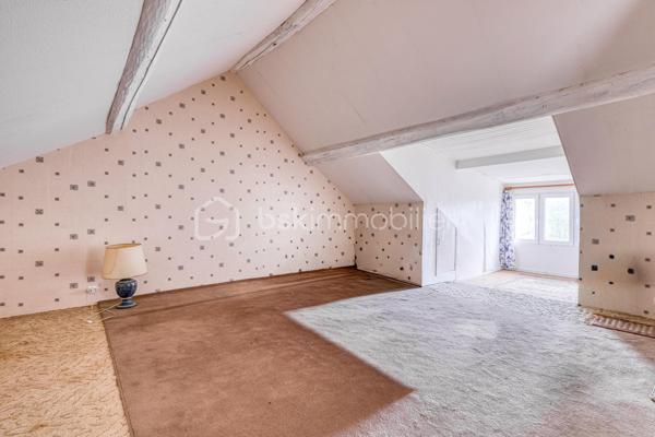 Rare sur le secteur ! Cette généreuse propriété briarde de 228 m² vous offre l’espace, le cachet et la sérénité à seulement 10 minutes de la gare de Meaux, à pied des écoles et de tous les commerces.


Le SALON  vous accueille avec son magnifique MUR EN PIERRE apparente et sa cheminée, témoins du caractère authentique de la maison. La CUISINE  AMENAGEE et EQUIPEE s’ouvre sur une VERANDA lumineuse à poutres apparentes — véritable pièce de vie supplémentaire —  donnant sur un grand CELLIER prolongée par une grande TERRASSE  PAVEE donnant sur un TERRAIN ARBORE et entièrement clos de 2 141 m² ;

DES ESPACES POUR TOUTE LA FAMILLE
À l’étage : une CHAMBRE  , une SALLE DE BAIN avec WC  , une CHAMBRE avec SALLE D'EAU et une belle SUITE PARENTALE avec SALLE DE BAIN PRIVATIVE  et DRESSING. 
AU SECOND ETAGE :
Les combles entièrement aménagés complètent parfaitement l’ensemble avec une GRANDE PIECE (CHAMBRE TRAVERSANTE) lumineuse sous charpente, une CHAMBRE avec SALLE D'EAU et une très grande CHAMBRE  .

DES ATOUTS RARES
Grand GARAGE accessible depuis la maison ET depuis le jardin, DEPENDANCE  indépendante aux multiples possibilités (studio, atelier, télétravail…), CELLIER , PUITS, TERRASSE pavée et grand JARDIN arboré entièrement CLOS.

DPE C — Bonne performance énergétique.