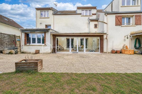 Rare sur le secteur ! Cette généreuse propriété briarde de 228 m² vous offre l’espace, le cachet et la sérénité à seulement 10 minutes de la gare de Meaux, à pied des écoles et de tous les commerces.


Le SALON  vous accueille avec son magnifique MUR EN PIERRE apparente et sa cheminée, témoins du caractère authentique de la maison. La CUISINE  AMENAGEE et EQUIPEE s’ouvre sur une VERANDA lumineuse à poutres apparentes — véritable pièce de vie supplémentaire —  donnant sur un grand CELLIER prolongée par une grande TERRASSE  PAVEE donnant sur un TERRAIN ARBORE et entièrement clos de 2 141 m² ;

DES ESPACES POUR TOUTE LA FAMILLE
À l’étage : une CHAMBRE  , une SALLE DE BAIN avec WC  , une CHAMBRE avec SALLE D'EAU et une belle SUITE PARENTALE avec SALLE DE BAIN PRIVATIVE  et DRESSING. 
AU SECOND ETAGE :
Les combles entièrement aménagés complètent parfaitement l’ensemble avec une GRANDE PIECE (CHAMBRE TRAVERSANTE) lumineuse sous charpente, une CHAMBRE avec SALLE D'EAU et une très grande CHAMBRE  .

DES ATOUTS RARES
Grand GARAGE accessible depuis la maison ET depuis le jardin, DEPENDANCE  indépendante aux multiples possibilités (studio, atelier, télétravail…), CELLIER , PUITS, TERRASSE pavée et grand JARDIN arboré entièrement CLOS.

DPE C — Bonne performance énergétique.