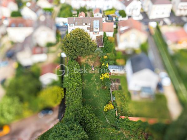 Rare sur le secteur ! Cette généreuse propriété briarde de 228 m² vous offre l’espace, le cachet et la sérénité à seulement 10 minutes de la gare de Meaux, à pied des écoles et de tous les commerces.


Le SALON  vous accueille avec son magnifique MUR EN PIERRE apparente et sa cheminée, témoins du caractère authentique de la maison. La CUISINE  AMENAGEE et EQUIPEE s’ouvre sur une VERANDA lumineuse à poutres apparentes — véritable pièce de vie supplémentaire —  donnant sur un grand CELLIER prolongée par une grande TERRASSE  PAVEE donnant sur un TERRAIN ARBORE et entièrement clos de 2 141 m² ;

DES ESPACES POUR TOUTE LA FAMILLE
À l’étage : une CHAMBRE  , une SALLE DE BAIN avec WC  , une CHAMBRE avec SALLE D'EAU et une belle SUITE PARENTALE avec SALLE DE BAIN PRIVATIVE  et DRESSING. 
AU SECOND ETAGE :
Les combles entièrement aménagés complètent parfaitement l’ensemble avec une GRANDE PIECE (CHAMBRE TRAVERSANTE) lumineuse sous charpente, une CHAMBRE avec SALLE D'EAU et une très grande CHAMBRE  .

DES ATOUTS RARES
Grand GARAGE accessible depuis la maison ET depuis le jardin, DEPENDANCE  indépendante aux multiples possibilités (studio, atelier, télétravail…), CELLIER , PUITS, TERRASSE pavée et grand JARDIN arboré entièrement CLOS.

DPE C — Bonne performance énergétique.