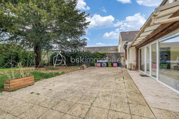 Rare sur le secteur ! Cette généreuse propriété briarde de 228 m² vous offre l’espace, le cachet et la sérénité à seulement 10 minutes de la gare de Meaux, à pied des écoles et de tous les commerces.


Le SALON  vous accueille avec son magnifique MUR EN PIERRE apparente et sa cheminée, témoins du caractère authentique de la maison. La CUISINE  AMENAGEE et EQUIPEE s’ouvre sur une VERANDA lumineuse à poutres apparentes — véritable pièce de vie supplémentaire —  donnant sur un grand CELLIER prolongée par une grande TERRASSE  PAVEE donnant sur un TERRAIN ARBORE et entièrement clos de 2 141 m² ;

DES ESPACES POUR TOUTE LA FAMILLE
À l’étage : une CHAMBRE  , une SALLE DE BAIN avec WC  , une CHAMBRE avec SALLE D'EAU et une belle SUITE PARENTALE avec SALLE DE BAIN PRIVATIVE  et DRESSING. 
AU SECOND ETAGE :
Les combles entièrement aménagés complètent parfaitement l’ensemble avec une GRANDE PIECE (CHAMBRE TRAVERSANTE) lumineuse sous charpente, une CHAMBRE avec SALLE D'EAU et une très grande CHAMBRE  .

DES ATOUTS RARES
Grand GARAGE accessible depuis la maison ET depuis le jardin, DEPENDANCE  indépendante aux multiples possibilités (studio, atelier, télétravail…), CELLIER , PUITS, TERRASSE pavée et grand JARDIN arboré entièrement CLOS.

DPE C — Bonne performance énergétique.
