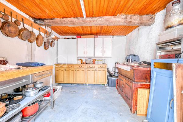 Rare sur le secteur ! Cette généreuse propriété briarde de 228 m² vous offre l’espace, le cachet et la sérénité à seulement 10 minutes de la gare de Meaux, à pied des écoles et de tous les commerces.


Le SALON  vous accueille avec son magnifique MUR EN PIERRE apparente et sa cheminée, témoins du caractère authentique de la maison. La CUISINE  AMENAGEE et EQUIPEE s’ouvre sur une VERANDA lumineuse à poutres apparentes — véritable pièce de vie supplémentaire —  donnant sur un grand CELLIER prolongée par une grande TERRASSE  PAVEE donnant sur un TERRAIN ARBORE et entièrement clos de 2 141 m² ;

DES ESPACES POUR TOUTE LA FAMILLE
À l’étage : une CHAMBRE  , une SALLE DE BAIN avec WC  , une CHAMBRE avec SALLE D'EAU et une belle SUITE PARENTALE avec SALLE DE BAIN PRIVATIVE  et DRESSING. 
AU SECOND ETAGE :
Les combles entièrement aménagés complètent parfaitement l’ensemble avec une GRANDE PIECE (CHAMBRE TRAVERSANTE) lumineuse sous charpente, une CHAMBRE avec SALLE D'EAU et une très grande CHAMBRE  .

DES ATOUTS RARES
Grand GARAGE accessible depuis la maison ET depuis le jardin, DEPENDANCE  indépendante aux multiples possibilités (studio, atelier, télétravail…), CELLIER , PUITS, TERRASSE pavée et grand JARDIN arboré entièrement CLOS.

DPE C — Bonne performance énergétique.