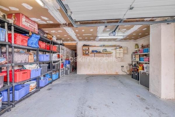 Rare sur le secteur ! Cette généreuse propriété briarde de 228 m² vous offre l’espace, le cachet et la sérénité à seulement 10 minutes de la gare de Meaux, à pied des écoles et de tous les commerces.


Le SALON  vous accueille avec son magnifique MUR EN PIERRE apparente et sa cheminée, témoins du caractère authentique de la maison. La CUISINE  AMENAGEE et EQUIPEE s’ouvre sur une VERANDA lumineuse à poutres apparentes — véritable pièce de vie supplémentaire —  donnant sur un grand CELLIER prolongée par une grande TERRASSE  PAVEE donnant sur un TERRAIN ARBORE et entièrement clos de 2 141 m² ;

DES ESPACES POUR TOUTE LA FAMILLE
À l’étage : une CHAMBRE  , une SALLE DE BAIN avec WC  , une CHAMBRE avec SALLE D'EAU et une belle SUITE PARENTALE avec SALLE DE BAIN PRIVATIVE  et DRESSING. 
AU SECOND ETAGE :
Les combles entièrement aménagés complètent parfaitement l’ensemble avec une GRANDE PIECE (CHAMBRE TRAVERSANTE) lumineuse sous charpente, une CHAMBRE avec SALLE D'EAU et une très grande CHAMBRE  .

DES ATOUTS RARES
Grand GARAGE accessible depuis la maison ET depuis le jardin, DEPENDANCE  indépendante aux multiples possibilités (studio, atelier, télétravail…), CELLIER , PUITS, TERRASSE pavée et grand JARDIN arboré entièrement CLOS.

DPE C — Bonne performance énergétique.