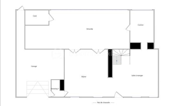 Rare sur le secteur ! Cette généreuse propriété briarde de 228 m² vous offre l’espace, le cachet et la sérénité à seulement 10 minutes de la gare de Meaux, à pied des écoles et de tous les commerces.


Le SALON  vous accueille avec son magnifique MUR EN PIERRE apparente et sa cheminée, témoins du caractère authentique de la maison. La CUISINE  AMENAGEE et EQUIPEE s’ouvre sur une VERANDA lumineuse à poutres apparentes — véritable pièce de vie supplémentaire —  donnant sur un grand CELLIER prolongée par une grande TERRASSE  PAVEE donnant sur un TERRAIN ARBORE et entièrement clos de 2 141 m² ;

DES ESPACES POUR TOUTE LA FAMILLE
À l’étage : une CHAMBRE  , une SALLE DE BAIN avec WC  , une CHAMBRE avec SALLE D'EAU et une belle SUITE PARENTALE avec SALLE DE BAIN PRIVATIVE  et DRESSING. 
AU SECOND ETAGE :
Les combles entièrement aménagés complètent parfaitement l’ensemble avec une GRANDE PIECE (CHAMBRE TRAVERSANTE) lumineuse sous charpente, une CHAMBRE avec SALLE D'EAU et une très grande CHAMBRE  .

DES ATOUTS RARES
Grand GARAGE accessible depuis la maison ET depuis le jardin, DEPENDANCE  indépendante aux multiples possibilités (studio, atelier, télétravail…), CELLIER , PUITS, TERRASSE pavée et grand JARDIN arboré entièrement CLOS.

DPE C — Bonne performance énergétique.