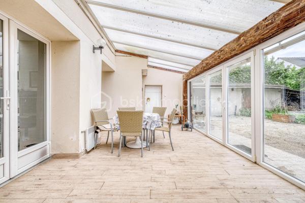 Rare sur le secteur ! Cette généreuse propriété briarde de 228 m² vous offre l’espace, le cachet et la sérénité à seulement 10 minutes de la gare de Meaux, à pied des écoles et de tous les commerces.


Le SALON  vous accueille avec son magnifique MUR EN PIERRE apparente et sa cheminée, témoins du caractère authentique de la maison. La CUISINE  AMENAGEE et EQUIPEE s’ouvre sur une VERANDA lumineuse à poutres apparentes — véritable pièce de vie supplémentaire —  donnant sur un grand CELLIER prolongée par une grande TERRASSE  PAVEE donnant sur un TERRAIN ARBORE et entièrement clos de 2 141 m² ;

DES ESPACES POUR TOUTE LA FAMILLE
À l’étage : une CHAMBRE  , une SALLE DE BAIN avec WC  , une CHAMBRE avec SALLE D'EAU et une belle SUITE PARENTALE avec SALLE DE BAIN PRIVATIVE  et DRESSING. 
AU SECOND ETAGE :
Les combles entièrement aménagés complètent parfaitement l’ensemble avec une GRANDE PIECE (CHAMBRE TRAVERSANTE) lumineuse sous charpente, une CHAMBRE avec SALLE D'EAU et une très grande CHAMBRE  .

DES ATOUTS RARES
Grand GARAGE accessible depuis la maison ET depuis le jardin, DEPENDANCE  indépendante aux multiples possibilités (studio, atelier, télétravail…), CELLIER , PUITS, TERRASSE pavée et grand JARDIN arboré entièrement CLOS.

DPE C — Bonne performance énergétique.