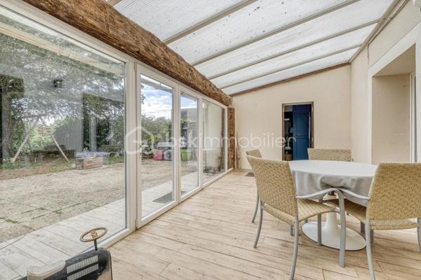 Rare sur le secteur ! Cette généreuse propriété briarde de 228 m² vous offre l’espace, le cachet et la sérénité à seulement 10 minutes de la gare de Meaux, à pied des écoles et de tous les commerces.


Le SALON  vous accueille avec son magnifique MUR EN PIERRE apparente et sa cheminée, témoins du caractère authentique de la maison. La CUISINE  AMENAGEE et EQUIPEE s’ouvre sur une VERANDA lumineuse à poutres apparentes — véritable pièce de vie supplémentaire —  donnant sur un grand CELLIER prolongée par une grande TERRASSE  PAVEE donnant sur un TERRAIN ARBORE et entièrement clos de 2 141 m² ;

DES ESPACES POUR TOUTE LA FAMILLE
À l’étage : une CHAMBRE  , une SALLE DE BAIN avec WC  , une CHAMBRE avec SALLE D'EAU et une belle SUITE PARENTALE avec SALLE DE BAIN PRIVATIVE  et DRESSING. 
AU SECOND ETAGE :
Les combles entièrement aménagés complètent parfaitement l’ensemble avec une GRANDE PIECE (CHAMBRE TRAVERSANTE) lumineuse sous charpente, une CHAMBRE avec SALLE D'EAU et une très grande CHAMBRE  .

DES ATOUTS RARES
Grand GARAGE accessible depuis la maison ET depuis le jardin, DEPENDANCE  indépendante aux multiples possibilités (studio, atelier, télétravail…), CELLIER , PUITS, TERRASSE pavée et grand JARDIN arboré entièrement CLOS.

DPE C — Bonne performance énergétique.