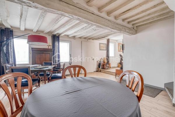 Rare sur le secteur ! Cette généreuse propriété briarde de 228 m² vous offre l’espace, le cachet et la sérénité à seulement 10 minutes de la gare de Meaux, à pied des écoles et de tous les commerces.


Le SALON  vous accueille avec son magnifique MUR EN PIERRE apparente et sa cheminée, témoins du caractère authentique de la maison. La CUISINE  AMENAGEE et EQUIPEE s’ouvre sur une VERANDA lumineuse à poutres apparentes — véritable pièce de vie supplémentaire —  donnant sur un grand CELLIER prolongée par une grande TERRASSE  PAVEE donnant sur un TERRAIN ARBORE et entièrement clos de 2 141 m² ;

DES ESPACES POUR TOUTE LA FAMILLE
À l’étage : une CHAMBRE  , une SALLE DE BAIN avec WC  , une CHAMBRE avec SALLE D'EAU et une belle SUITE PARENTALE avec SALLE DE BAIN PRIVATIVE  et DRESSING. 
AU SECOND ETAGE :
Les combles entièrement aménagés complètent parfaitement l’ensemble avec une GRANDE PIECE (CHAMBRE TRAVERSANTE) lumineuse sous charpente, une CHAMBRE avec SALLE D'EAU et une très grande CHAMBRE  .

DES ATOUTS RARES
Grand GARAGE accessible depuis la maison ET depuis le jardin, DEPENDANCE  indépendante aux multiples possibilités (studio, atelier, télétravail…), CELLIER , PUITS, TERRASSE pavée et grand JARDIN arboré entièrement CLOS.

DPE C — Bonne performance énergétique.