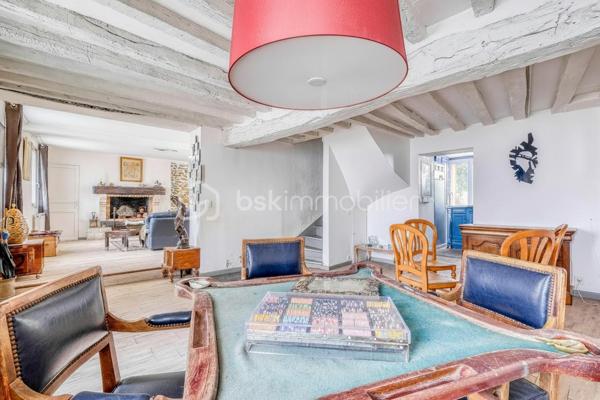 Rare sur le secteur ! Cette généreuse propriété briarde de 228 m² vous offre l’espace, le cachet et la sérénité à seulement 10 minutes de la gare de Meaux, à pied des écoles et de tous les commerces.


Le SALON  vous accueille avec son magnifique MUR EN PIERRE apparente et sa cheminée, témoins du caractère authentique de la maison. La CUISINE  AMENAGEE et EQUIPEE s’ouvre sur une VERANDA lumineuse à poutres apparentes — véritable pièce de vie supplémentaire —  donnant sur un grand CELLIER prolongée par une grande TERRASSE  PAVEE donnant sur un TERRAIN ARBORE et entièrement clos de 2 141 m² ;

DES ESPACES POUR TOUTE LA FAMILLE
À l’étage : une CHAMBRE  , une SALLE DE BAIN avec WC  , une CHAMBRE avec SALLE D'EAU et une belle SUITE PARENTALE avec SALLE DE BAIN PRIVATIVE  et DRESSING. 
AU SECOND ETAGE :
Les combles entièrement aménagés complètent parfaitement l’ensemble avec une GRANDE PIECE (CHAMBRE TRAVERSANTE) lumineuse sous charpente, une CHAMBRE avec SALLE D'EAU et une très grande CHAMBRE  .

DES ATOUTS RARES
Grand GARAGE accessible depuis la maison ET depuis le jardin, DEPENDANCE  indépendante aux multiples possibilités (studio, atelier, télétravail…), CELLIER , PUITS, TERRASSE pavée et grand JARDIN arboré entièrement CLOS.

DPE C — Bonne performance énergétique.