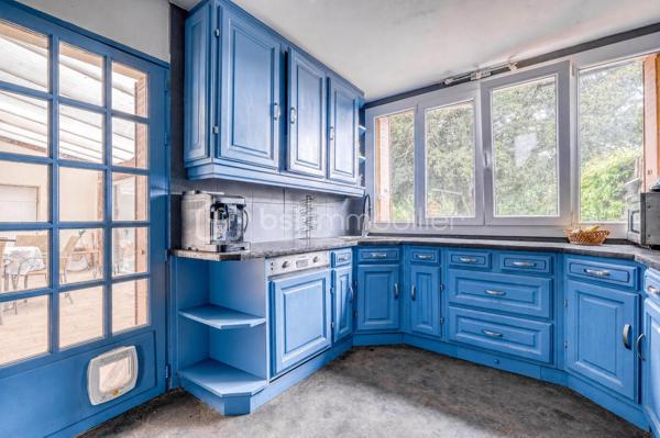 Rare sur le secteur ! Cette généreuse propriété briarde de 228 m² vous offre l’espace, le cachet et la sérénité à seulement 10 minutes de la gare de Meaux, à pied des écoles et de tous les commerces.


Le SALON  vous accueille avec son magnifique MUR EN PIERRE apparente et sa cheminée, témoins du caractère authentique de la maison. La CUISINE  AMENAGEE et EQUIPEE s’ouvre sur une VERANDA lumineuse à poutres apparentes — véritable pièce de vie supplémentaire —  donnant sur un grand CELLIER prolongée par une grande TERRASSE  PAVEE donnant sur un TERRAIN ARBORE et entièrement clos de 2 141 m² ;

DES ESPACES POUR TOUTE LA FAMILLE
À l’étage : une CHAMBRE  , une SALLE DE BAIN avec WC  , une CHAMBRE avec SALLE D'EAU et une belle SUITE PARENTALE avec SALLE DE BAIN PRIVATIVE  et DRESSING. 
AU SECOND ETAGE :
Les combles entièrement aménagés complètent parfaitement l’ensemble avec une GRANDE PIECE (CHAMBRE TRAVERSANTE) lumineuse sous charpente, une CHAMBRE avec SALLE D'EAU et une très grande CHAMBRE  .

DES ATOUTS RARES
Grand GARAGE accessible depuis la maison ET depuis le jardin, DEPENDANCE  indépendante aux multiples possibilités (studio, atelier, télétravail…), CELLIER , PUITS, TERRASSE pavée et grand JARDIN arboré entièrement CLOS.

DPE C — Bonne performance énergétique.