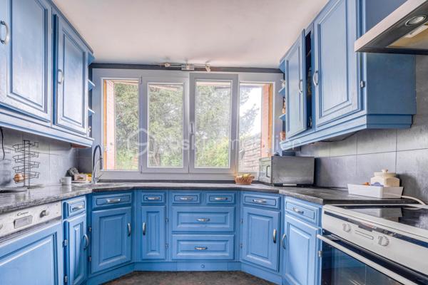Rare sur le secteur ! Cette généreuse propriété briarde de 228 m² vous offre l’espace, le cachet et la sérénité à seulement 10 minutes de la gare de Meaux, à pied des écoles et de tous les commerces.


Le SALON  vous accueille avec son magnifique MUR EN PIERRE apparente et sa cheminée, témoins du caractère authentique de la maison. La CUISINE  AMENAGEE et EQUIPEE s’ouvre sur une VERANDA lumineuse à poutres apparentes — véritable pièce de vie supplémentaire —  donnant sur un grand CELLIER prolongée par une grande TERRASSE  PAVEE donnant sur un TERRAIN ARBORE et entièrement clos de 2 141 m² ;

DES ESPACES POUR TOUTE LA FAMILLE
À l’étage : une CHAMBRE  , une SALLE DE BAIN avec WC  , une CHAMBRE avec SALLE D'EAU et une belle SUITE PARENTALE avec SALLE DE BAIN PRIVATIVE  et DRESSING. 
AU SECOND ETAGE :
Les combles entièrement aménagés complètent parfaitement l’ensemble avec une GRANDE PIECE (CHAMBRE TRAVERSANTE) lumineuse sous charpente, une CHAMBRE avec SALLE D'EAU et une très grande CHAMBRE  .

DES ATOUTS RARES
Grand GARAGE accessible depuis la maison ET depuis le jardin, DEPENDANCE  indépendante aux multiples possibilités (studio, atelier, télétravail…), CELLIER , PUITS, TERRASSE pavée et grand JARDIN arboré entièrement CLOS.

DPE C — Bonne performance énergétique.
