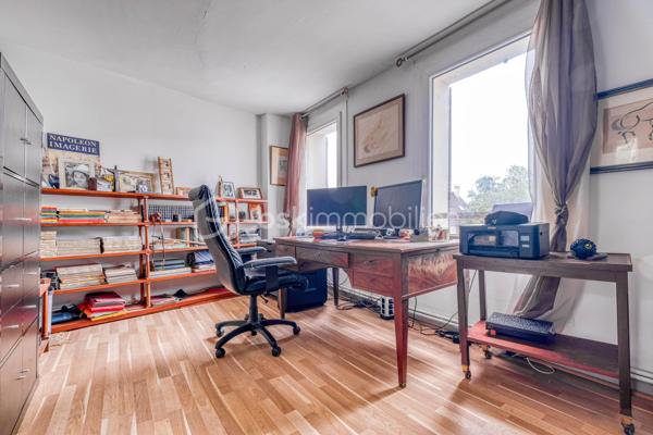 Rare sur le secteur ! Cette généreuse propriété briarde de 228 m² vous offre l’espace, le cachet et la sérénité à seulement 10 minutes de la gare de Meaux, à pied des écoles et de tous les commerces.


Le SALON  vous accueille avec son magnifique MUR EN PIERRE apparente et sa cheminée, témoins du caractère authentique de la maison. La CUISINE  AMENAGEE et EQUIPEE s’ouvre sur une VERANDA lumineuse à poutres apparentes — véritable pièce de vie supplémentaire —  donnant sur un grand CELLIER prolongée par une grande TERRASSE  PAVEE donnant sur un TERRAIN ARBORE et entièrement clos de 2 141 m² ;

DES ESPACES POUR TOUTE LA FAMILLE
À l’étage : une CHAMBRE  , une SALLE DE BAIN avec WC  , une CHAMBRE avec SALLE D'EAU et une belle SUITE PARENTALE avec SALLE DE BAIN PRIVATIVE  et DRESSING. 
AU SECOND ETAGE :
Les combles entièrement aménagés complètent parfaitement l’ensemble avec une GRANDE PIECE (CHAMBRE TRAVERSANTE) lumineuse sous charpente, une CHAMBRE avec SALLE D'EAU et une très grande CHAMBRE  .

DES ATOUTS RARES
Grand GARAGE accessible depuis la maison ET depuis le jardin, DEPENDANCE  indépendante aux multiples possibilités (studio, atelier, télétravail…), CELLIER , PUITS, TERRASSE pavée et grand JARDIN arboré entièrement CLOS.

DPE C — Bonne performance énergétique.