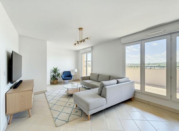 Appartement centre ville de Meaux - dernier étage - 95 m2 - 4 chambres - 2 salles de bains - 1 terrasse de 66 m2 et 2 places de parking