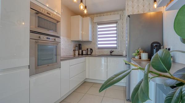 Dernier étage – T4 de 77 m² avec terrasse sur le toit de 48 m² et vue 360°
