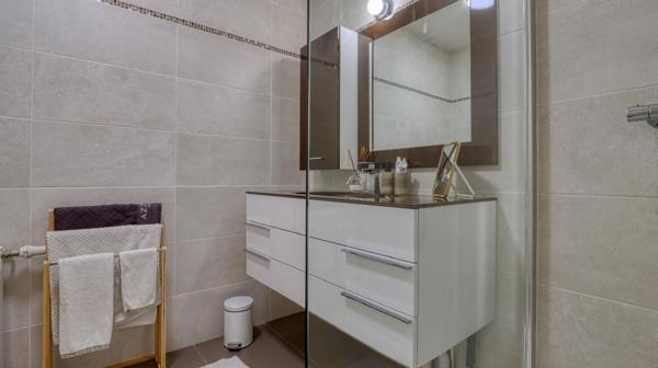 Dernier étage – T4 de 77 m² avec terrasse sur le toit de 48 m² et vue 360°