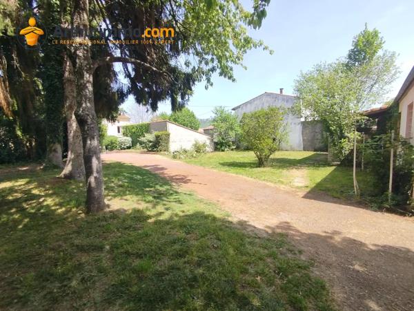 Vente                                                      Maison de village
                        
                     8 pièces                      142 m2                     à Vernajoul