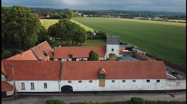 Béthune (62400) CORPS DE FERME AU CARRE AVEC 2 SPAS ET UN APPARTEMENT DE TYPE 2