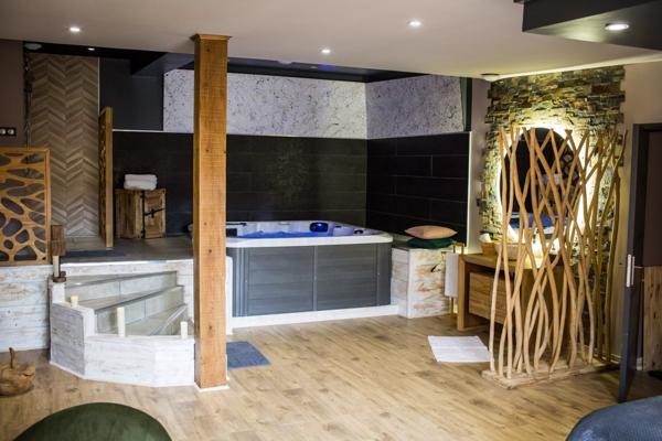 Béthune (62400) CORPS DE FERME AU CARRE AVEC 2 SPAS ET UN APPARTEMENT DE TYPE 2