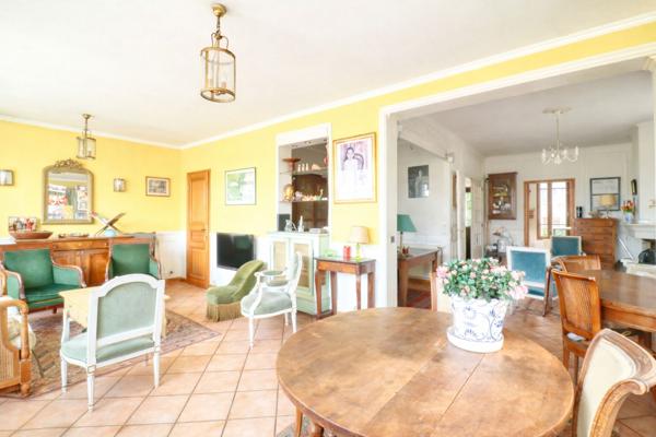 À vendre - Grande maison familiale avec revenus locatifs et piscine