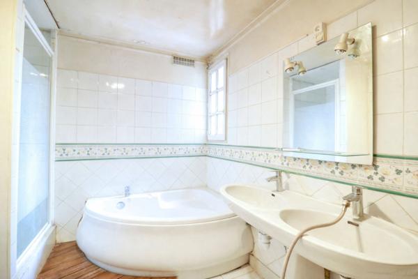 À vendre - Grande maison familiale avec revenus locatifs et piscine