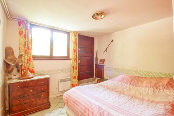 À vendre - Grande maison familiale avec revenus locatifs et piscine
