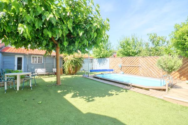 À vendre - Grande maison familiale avec revenus locatifs et piscine