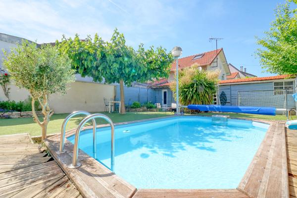 À vendre - Grande maison familiale avec revenus locatifs et piscine