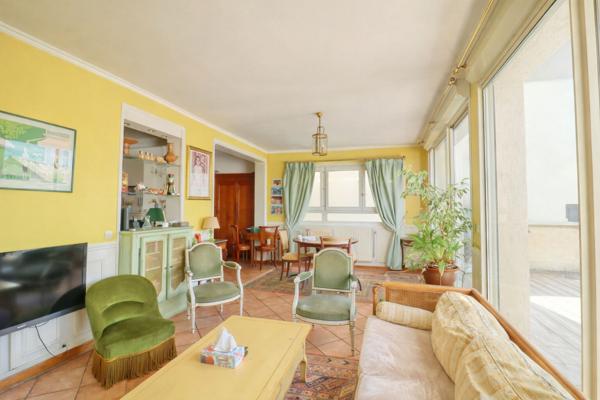 À vendre - Grande maison familiale avec revenus locatifs et piscine