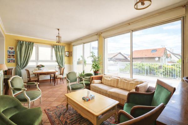 À vendre - Grande maison familiale avec revenus locatifs et piscine