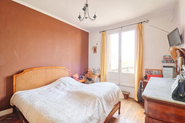 À vendre - Grande maison familiale avec revenus locatifs et piscine