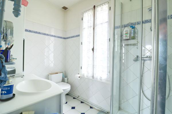 À vendre - Grande maison familiale avec revenus locatifs et piscine