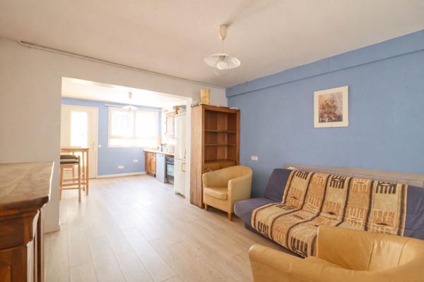 À vendre - Grande maison familiale avec revenus locatifs et piscine