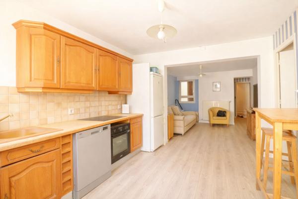 À vendre - Grande maison familiale avec revenus locatifs et piscine