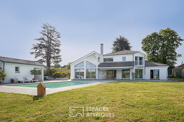 Villa contemporaine avec piscine proche du lac et de la frontière Suisse.