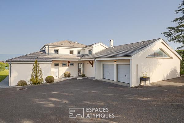Villa contemporaine avec piscine proche du lac et de la frontière Suisse.
