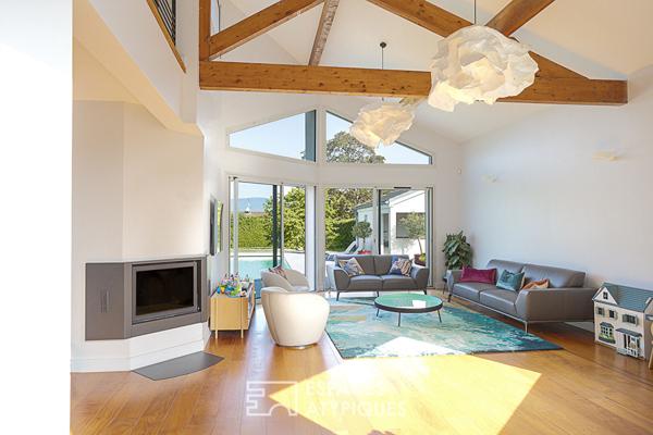 Villa contemporaine avec piscine proche du lac et de la frontière Suisse.