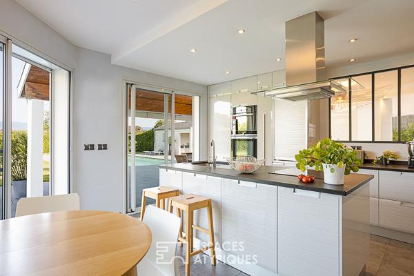 Villa contemporaine avec piscine proche du lac et de la frontière Suisse.