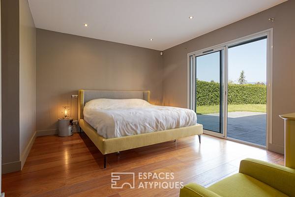 Villa contemporaine avec piscine proche du lac et de la frontière Suisse.