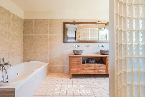 Villa contemporaine avec piscine proche du lac et de la frontière Suisse.