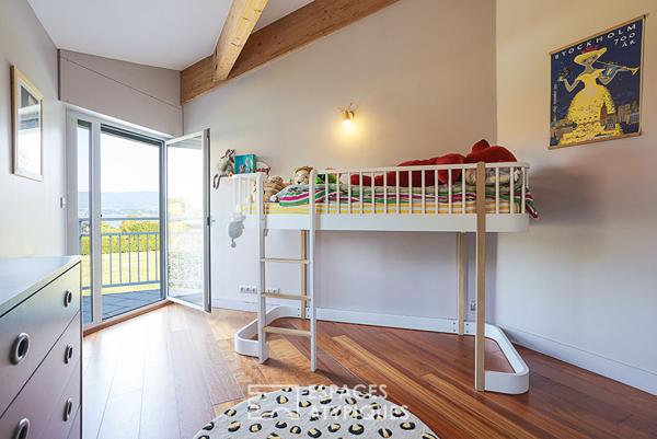 Villa contemporaine avec piscine proche du lac et de la frontière Suisse.