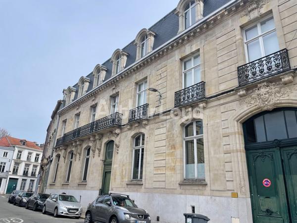 Bureaux à louer Lille centre avec parquet élégant et hauteur sous plafond