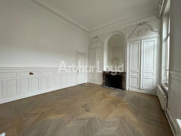 Bureaux à louer Lille centre avec parquet élégant et hauteur sous plafond