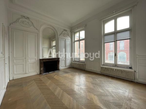 Bureaux à louer Lille centre avec parquet élégant et hauteur sous plafond